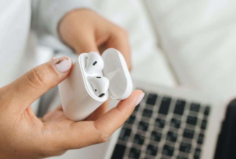 如何解决 AirPods 充电盒有光或无光时无法充电的问题