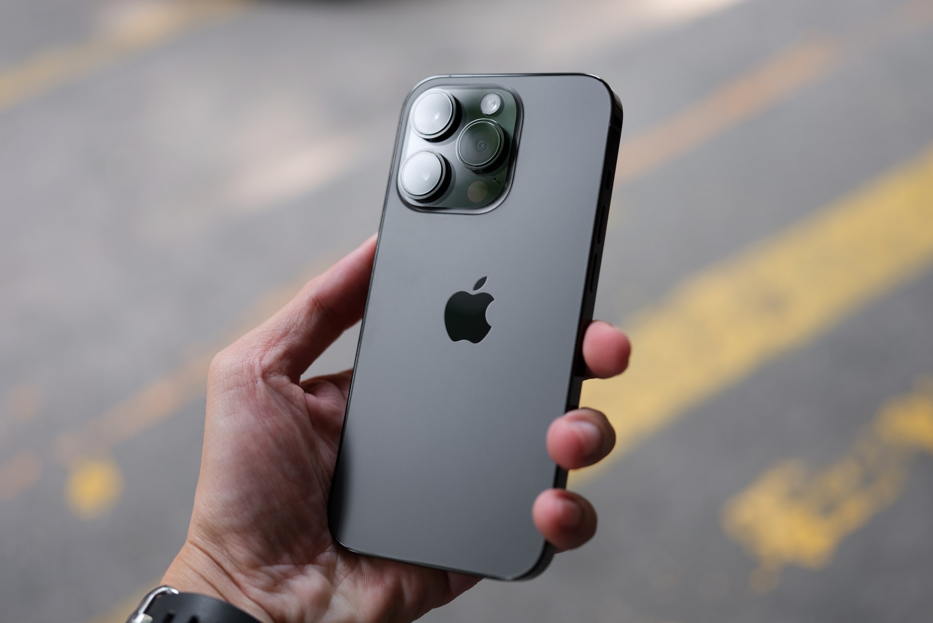 报告称 iPhone 15 Pro Max 将配备 5-6 倍光学变焦